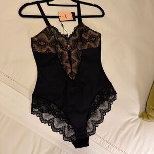 Pinsy Sculpting Lace Shapesuit